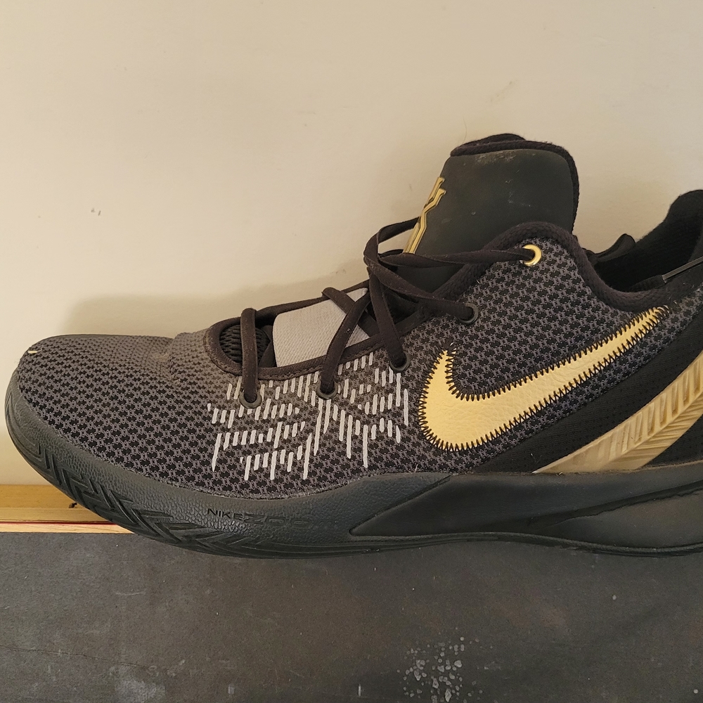 Nike Men's Black and Gold Athletic Shoes
